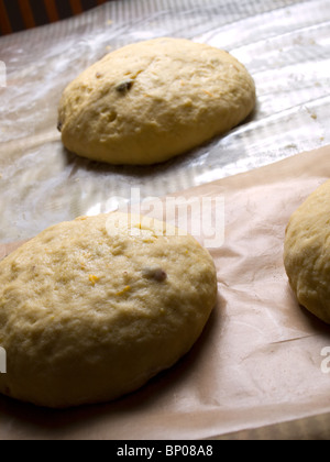 Während der Dreharbeiten zu der traditionellen Kuchen als Pinca irgendwo in Kroatien bekannt. Stockfoto