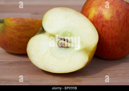 geschnittenen halbierte Braeburn Äpfel auf einem Holzbrett in der Küche Stockfoto