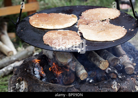 Herstellung von Pfannkuchen in Finnlands größte Wikingerfestival Markt und Reenactment Camp am Kvarnbo auf Land-Archipel Stockfoto