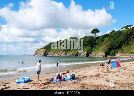 Urlauber am Strand von Porthluney Bucht in Cornwall, Großbritannien Stockfoto