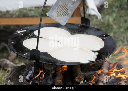 Herstellung von Pfannkuchen in Finnlands größte Wikingerfestival Markt und Reenactment Camp am Kvarnbo auf Åland Archipel Stockfoto