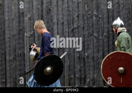 Soldaten marschieren, Schlacht Reenactment Finnlands größte Markt Wikingerfestival am Kvarnbo auf Land-Archipel Stockfoto