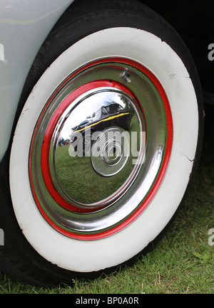 Hillman Imp spiegelt sich in Rad Trimmen von 1951 Humber Super Snipe Mark 3 bei einer Oldtimer-Show Stockfoto