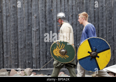 Soldaten marschieren, Schlacht Reenactment Finnlands größte Markt Wikingerfestival am Kvarnbo auf Land-Archipel Stockfoto