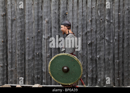 Soldaten marschieren, Schlacht Reenactment Finnlands größte Markt Wikingerfestival am Kvarnbo auf Land-Archipel Stockfoto