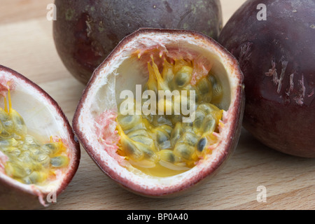 in Scheiben geschnitten halbierte Passionsfrucht auf einem Holzbrett in der Küche Stockfoto