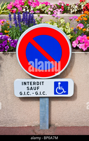 Kein Parkplatz / warten, außer für behinderte Nutzer Warnschild - Frankreich. Stockfoto