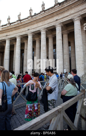 Touristen, die in der Schlange warten, geben Sie die Basilika von St. Peter, Rom Stockfoto