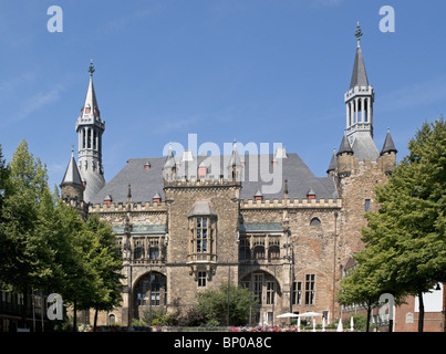 Südfassade des Rathauses Aachen (Aix-la-Chapelle) gegen blauen Himmel Stockfoto