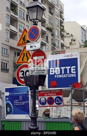 Paris, Sammlung von Zeichen in der Rue Beaubourg. Stockfoto