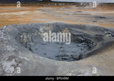 Hotspring Umbebung Namaskard, Nordosten von Island, geothermische Geysire- Stockfoto