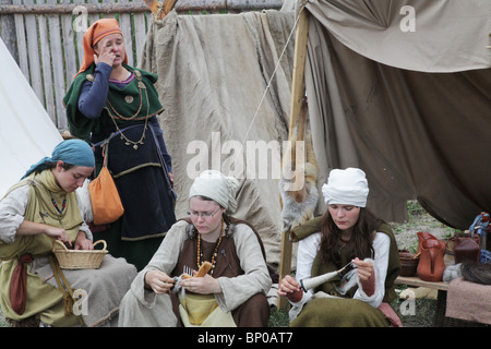 Frauen Spinnen Wolle an Finnlands größte Wikingerfestival Markt und Re-Enactment-Camp am Kvarnbo auf Land-Archipel Stockfoto