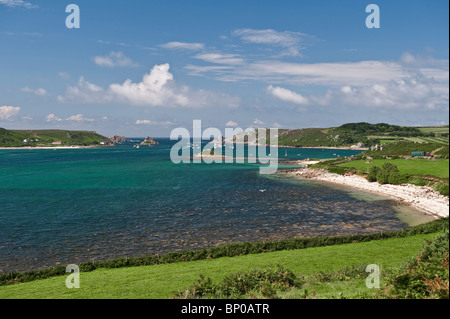 Sommerzeit auf Tresco, Isles of Scilly, Cornwall, Großbritannien. New Grimsby ist auf der rechten Seite, mit der Insel Bryher auf der linken Seite. Plumb Island in der Mitte. Stockfoto