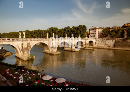Angelo Brücke in Rom mit Bar am Ufer Flusses Stockfoto