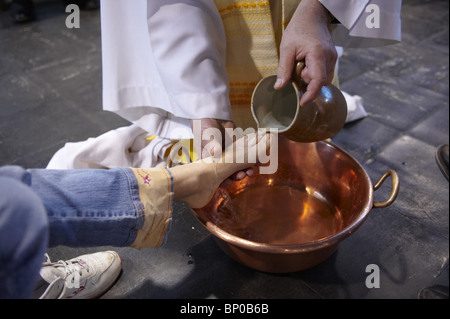 Frankreich, Paris, Gründonnerstag Feier in einer katholischen Kirche Füße Waschritual Stockfoto