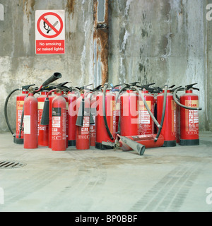 Feuerlöscher und kein Rauchen Zeichen Stockfoto