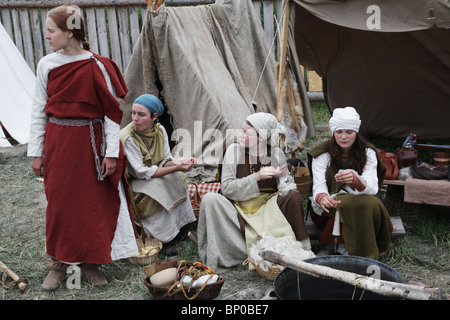 Frauen Spinnen Wolle an Finnlands größte Wikingerfestival Markt und Re-Enactment-Camp am Kvarnbo auf Land-Archipel Stockfoto