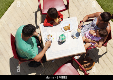 Nahaufnahme der Familie um den Tisch sitzt Stockfoto