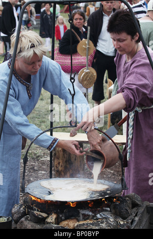 Herstellung von Pfannkuchen in Finnlands größte Wikingerfestival Markt und Reenactment Camp am Kvarnbo auf Land-Archipel Stockfoto