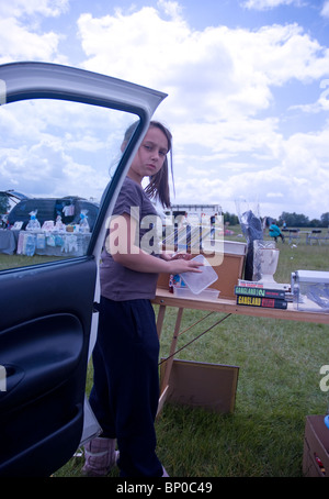 ein Kind zählt Geld in ein Auto Boot Verkauf stand auf Barleylands Essex Stockfoto