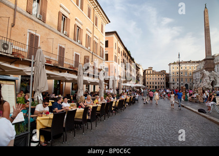 Esstische in Restaurants auf der Piazza Navona, Rom, Italien Stockfoto