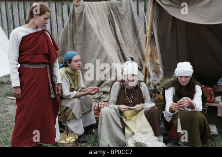 Frauen Spinnen Wolle an Finnlands größte Wikingerfestival Markt und Re-Enactment-Camp am Kvarnbo auf Land-Archipel Stockfoto