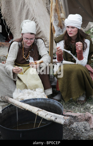 Frauen Spinnen Wolle an Finnlands größte Wikingerfestival Markt und Re-Enactment-Camp am Kvarnbo auf Land-Archipel Stockfoto