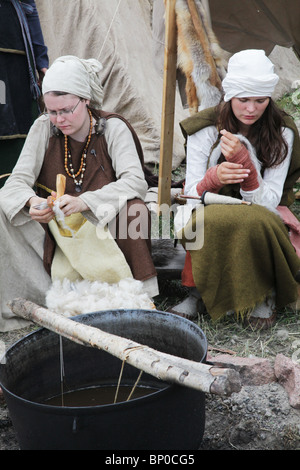 Frauen Spinnen Wolle an Finnlands größte Wikingerfestival Markt und Re-Enactment-Camp am Kvarnbo auf Land-Archipel Stockfoto