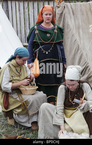 Frauen Spinnen Wolle an Finnlands größte Wikingerfestival Markt und Re-Enactment-Camp am Kvarnbo auf Land-Archipel Stockfoto