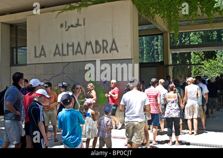 Die Warteschlange am Eingang zum La Alhambra, Granada, Andalusien, Spanien. Stockfoto