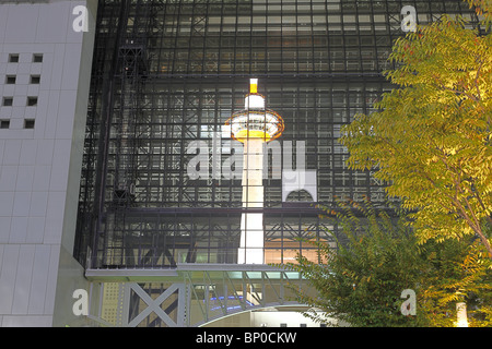 Kyoto Tower als Reflexion in Kyoto Hauptbahnhof Stockfoto