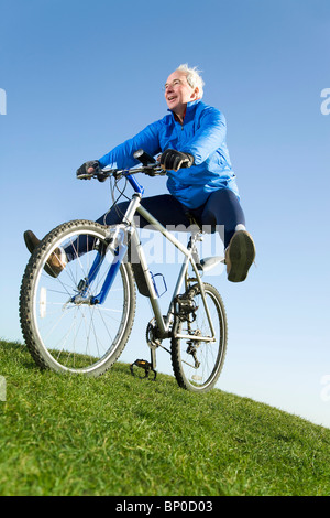 Ältere Menschen fahren Mountainbike Stockfoto