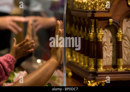 Anbeter Plätze dort die Hände auf die Reliquien der heiligen Therese von Lisieux in St. Johann katholische Kathedrale in Portsmouth. Stockfoto