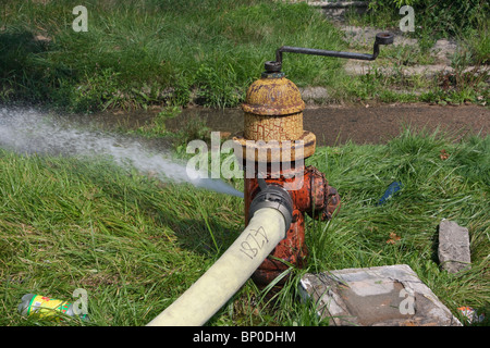 Hydrant mit angeschlossenen Schläuchen Detroit Michigan USA Stockfoto