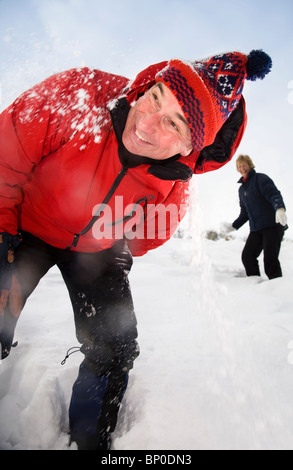 Älteres paar Schneeballschlachten Stockfoto