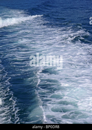 Wasser zu wecken, wie man es von Fähre im Golf von Siam, Thailand gesehen hat Stockfoto