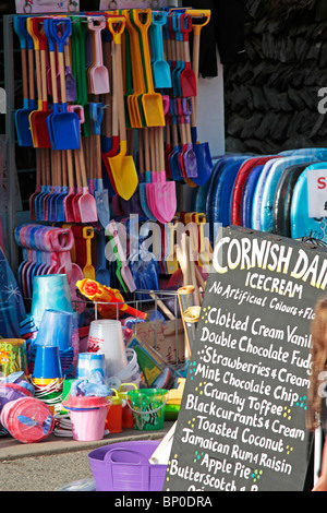 England, Cornwall, Trebarwith Strand. Strand-Geschäft mit Schaufeln, Spaten und Eis. Stockfoto