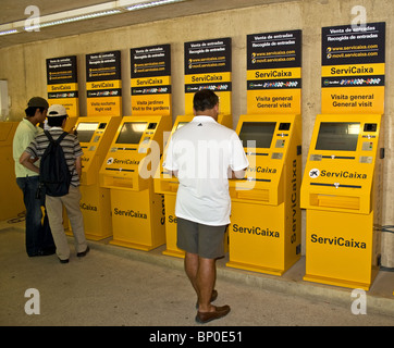 Vorgebuchte Zeitüberschreitung eintritt Ticket Maschinen, die Alhambra, Granada, Andalusien, Spanien. Stockfoto