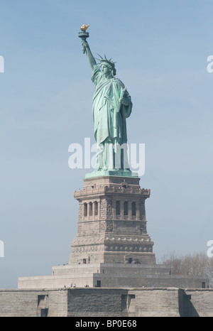 Die Freiheitsstatue auf Liberty Island im Hafen von New York Stockfoto