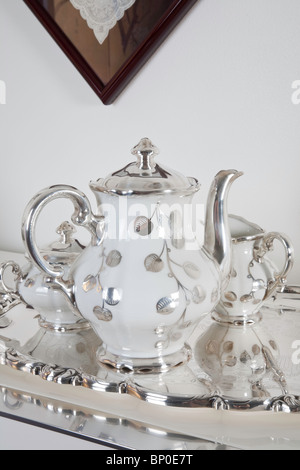Formale China Teeservice auf silbernen Tablett Stockfoto