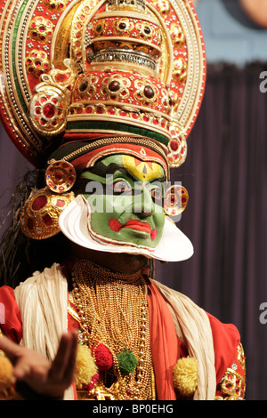 Indien, Süd-Indien, Kerala. Kathakali Schauspieler-Tänzer (Paccha) bei einer traditionellen Show in Cochin. Stockfoto