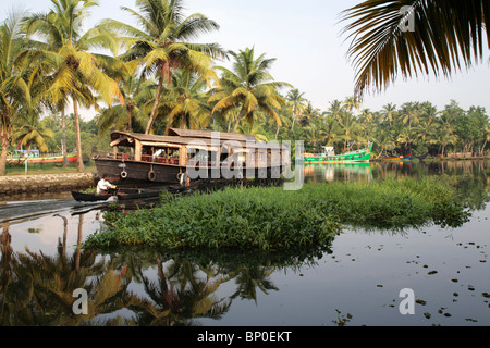 Indien, Kerala. Hausboot in Kokos Village Resort in Kerala Backwaters festgemacht. Stockfoto