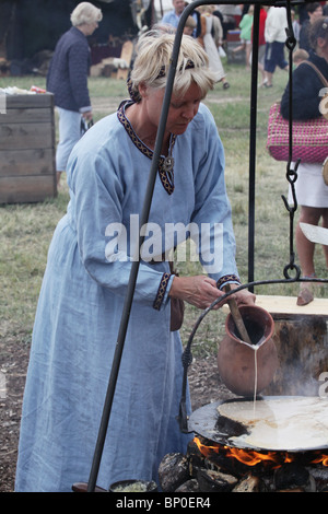 Herstellung von Pfannkuchen in Finnlands größte Wikingerfestival Markt und Reenactment Camp am Kvarnbo auf Land-Archipel Stockfoto