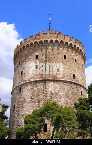 Der weiße Turm in Thessaloniki, Griechenland gegen blauen Himmel Stockfoto