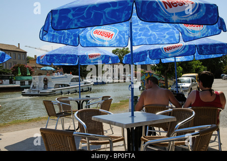 Urlaub Verleih Vermietung Boot, der seinen Weg entlang des Canal du Midi in Homps einen Port Minervois Region Südfrankreich Stockfoto