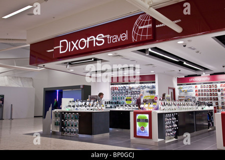 Kunden und Mitarbeiter bei der Dixons Reisen Ausgang am Flughafen Edinburgh, Scotland, UK Stockfoto