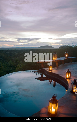 Kenia, Chyulu Hills, Ol Donyo Wuas. Laternen am Infinity-Pool in einer Suite im Ol Donyo Wuas Lodge. Stockfoto