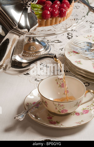Silber-Service, Tee mit Dessert gießen Stockfoto