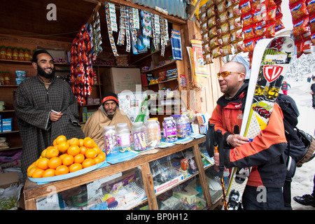 Ein Skifahrer in einem örtlichen Geschäft in Gulmarg, Kaschmir, Indien Stockfoto