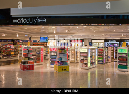World Duty free Shop am Flughafen Edinburgh am sehr frühen Morgen bevor die ersten Kunden angekommen sind. Stockfoto
